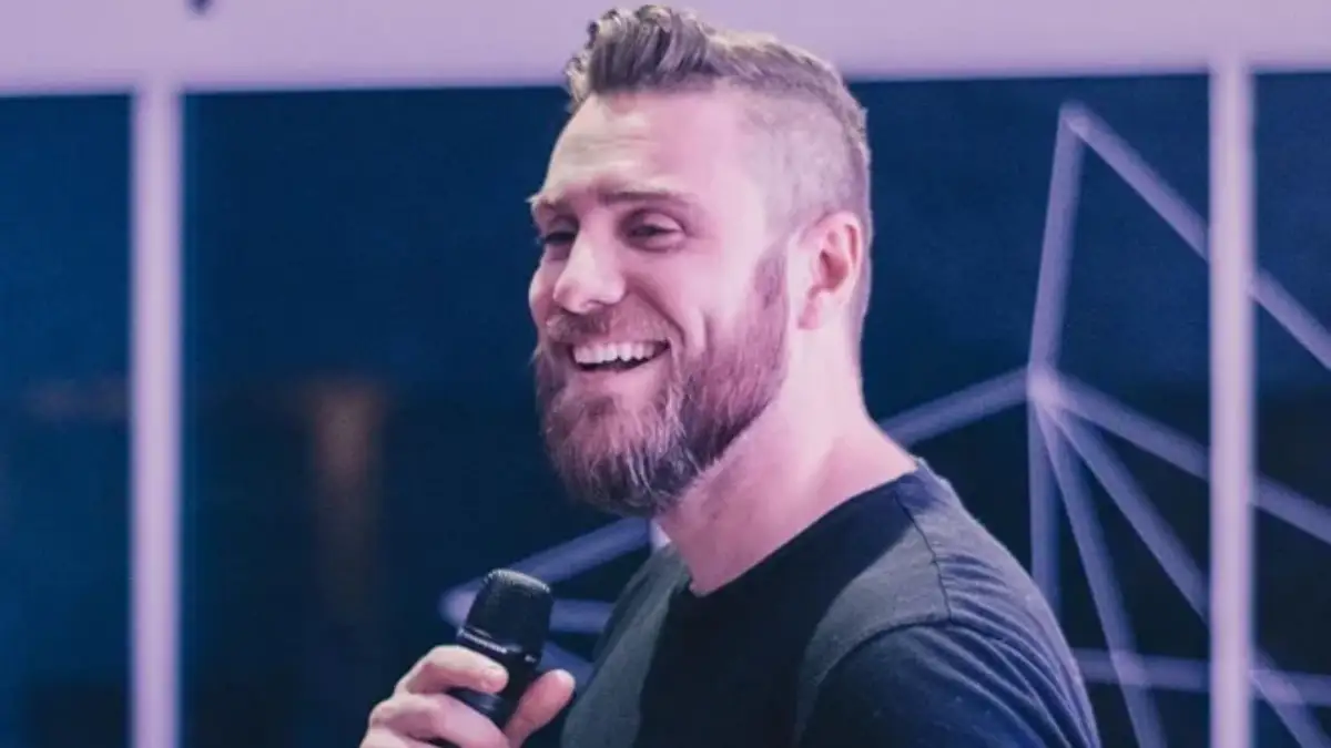 André Fernandes Retorna a Alphaville com Celeiro Tour e Enfrenta Críticas Afiadas