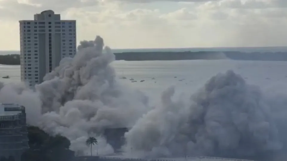 Hotel de Luxo em Miami é Implodido em Menos de 20 Segundos: O Fim de Uma Era