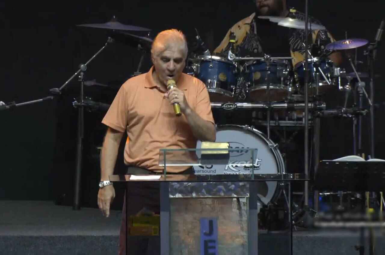 A Irreverência de Carlos Moysés: Libertando a Fé com Diversão