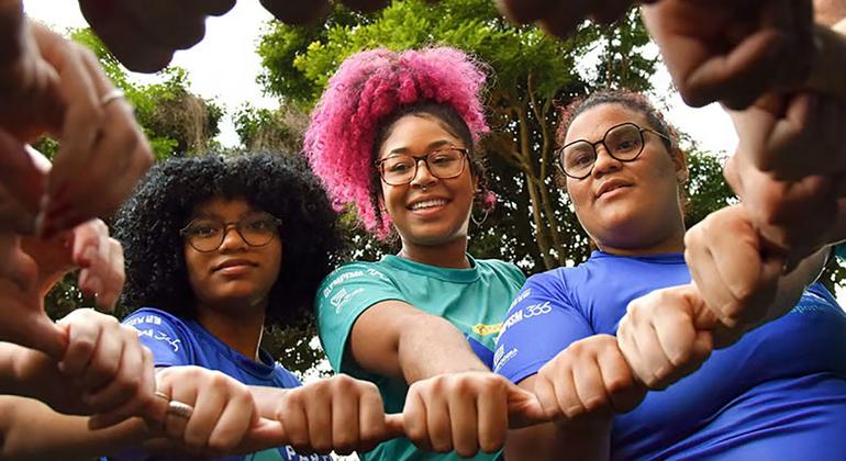 Empoderamento Feminino no Brasil: Clubes Jovens Transformam Vidas e Quebram Barreiras