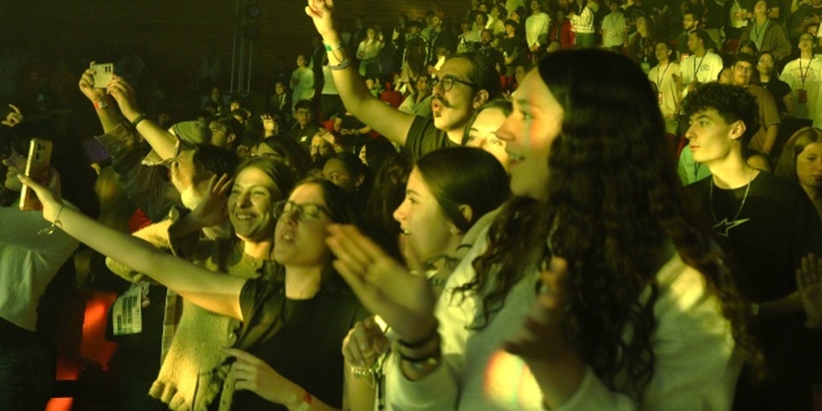Jovens da Espanha se Rendendem a Jesus em Conferência de Discipulado