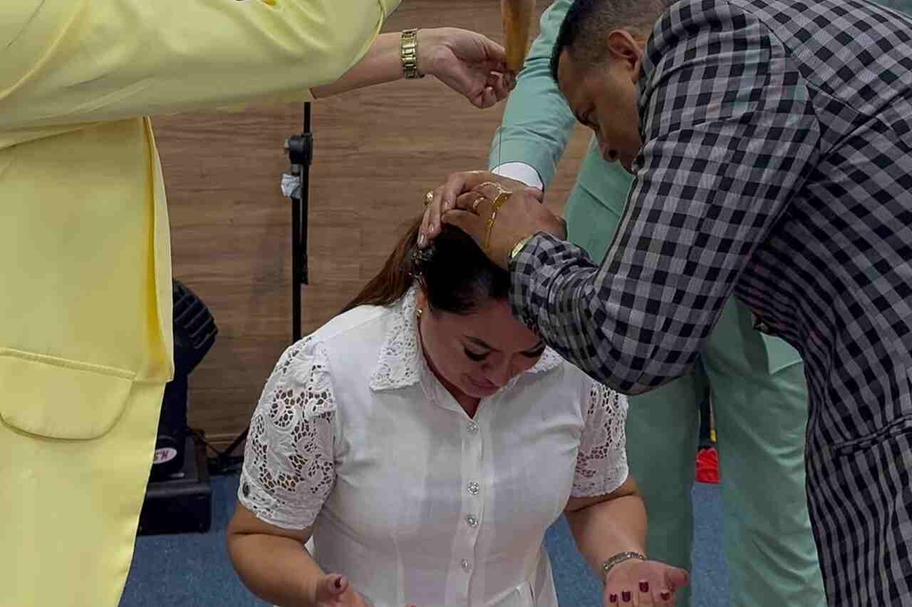Luciana Trovão é Consagrada ao Ministério Pastoral em Cerimônia Emocionante