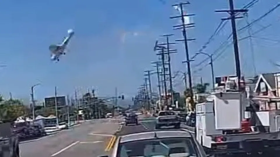 Avião Colide com Fios de Alta Tensão e Cai em Estacionamento em Los Angeles