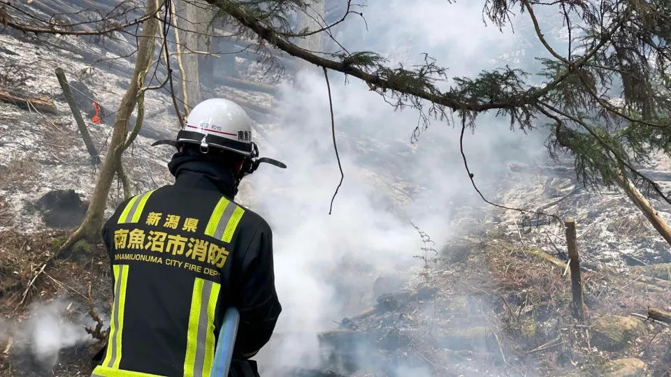 Bombeiros Enfrentam Desafio Sem Precedentes em Incêndios Florestais no Japão