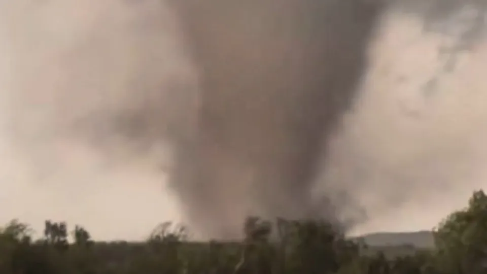 Tornado Devasta Enid, Oklahoma: Estragos e Esperança em Meio ao Caos