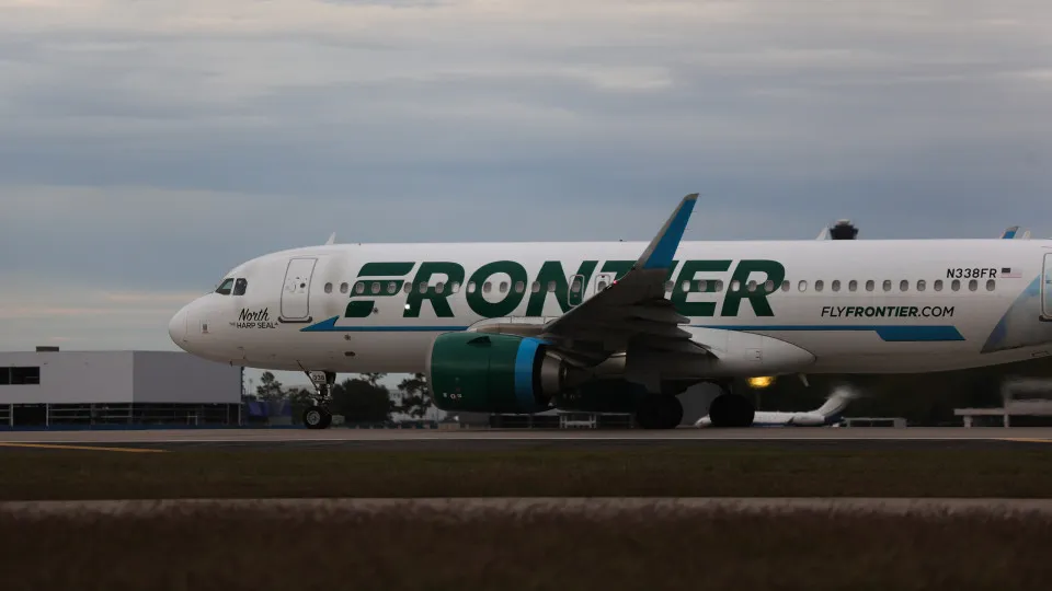 Tragédia no Aeroporto de Denver: Pedestre é Atropelado por Avião e 12 Ficam Feridos
