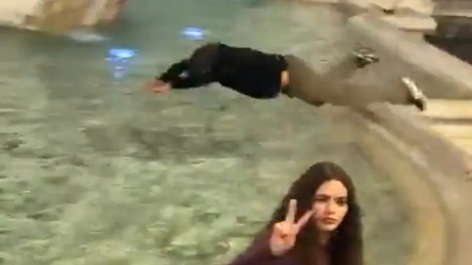 Turista Neozelandês Preso Após Mergulho na Fontana di Trevi em Roma