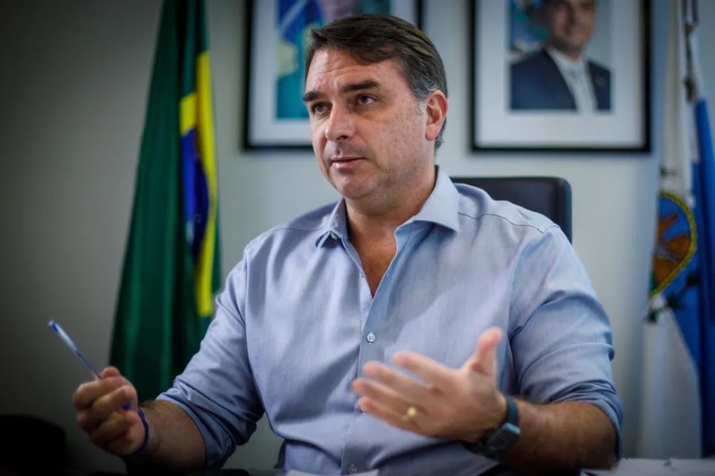 Áudios Revelam Conexões Políticas de Flávio Bolsonaro com Financiador de Filmes