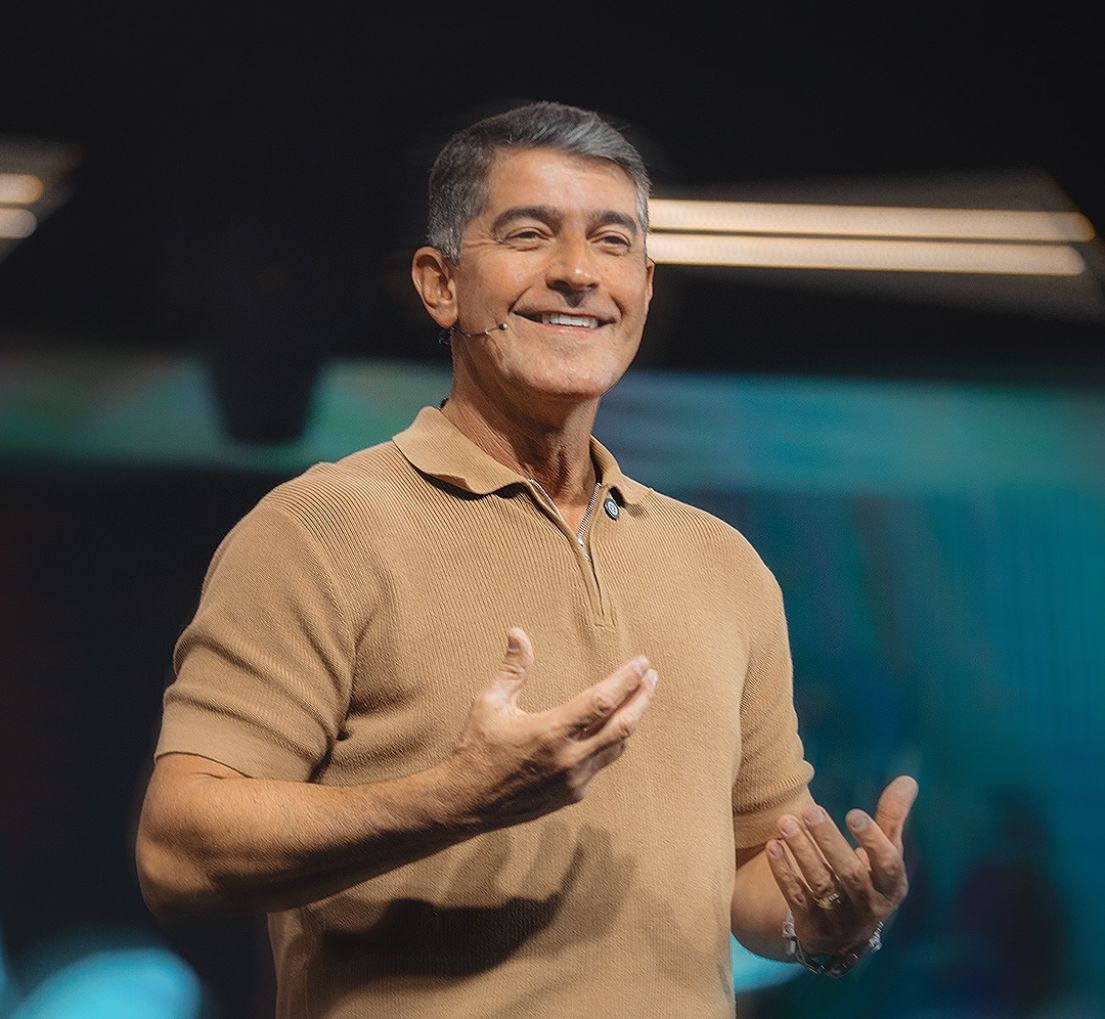 Pastor Josué Valandro Jr. Defende Flávio Bolsonaro em Meio a Controvérsias