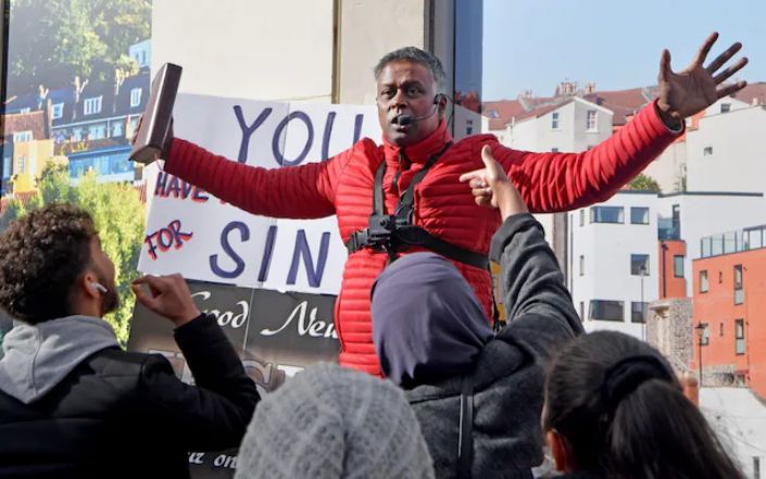 Pastor Britânico é Libertado Após Acusações de Crime de Ódio em Pregação de Rua