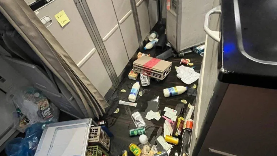 Turbulência Devastadora: Voo entre Austrália e Hong Kong Deixa Feridos e Caos a Bordo