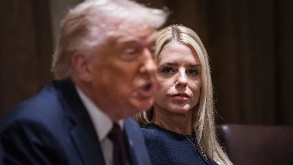 Pam Bondi, Ex-Procuradora-Geral dos EUA, Enfrenta Câncer de Tireoide e Nova Fase na Carreira