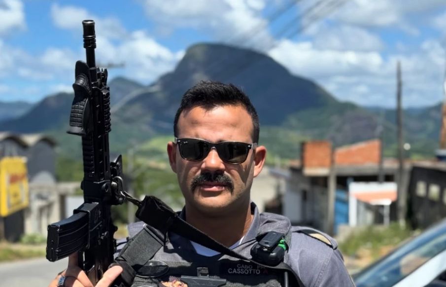 Pastor Policial Usa Rádio para Pregação Durante Operação Contra o Tráfico no Espírito Santo