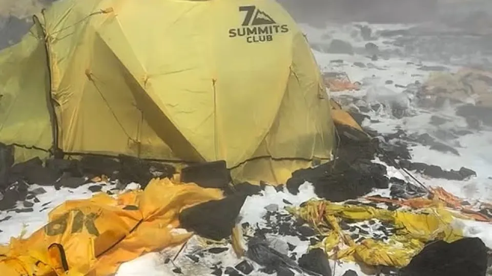 Lixo no Teto do Mundo: O Everest Sob Acúmulo de Resíduos