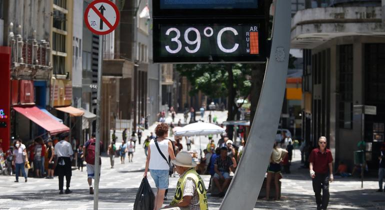 Brasil Enfrenta Sete Ondas de Calor e Seca Extrema em 2025: Um Alerta Climático