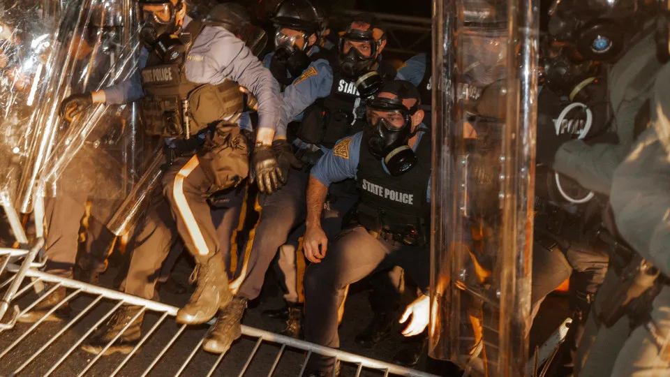 Conflitos em Centro de Detenção de Imigrantes em New Jersey: Um Olhar Aprofundado