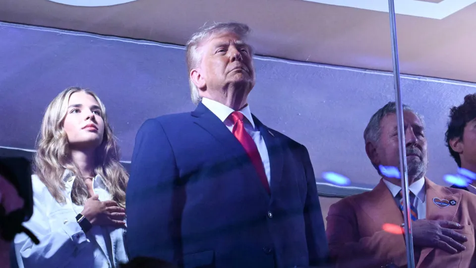 Trump Enfrenta Vaias em Sua Primeira Aparição como Presidente em Jogo da NBA