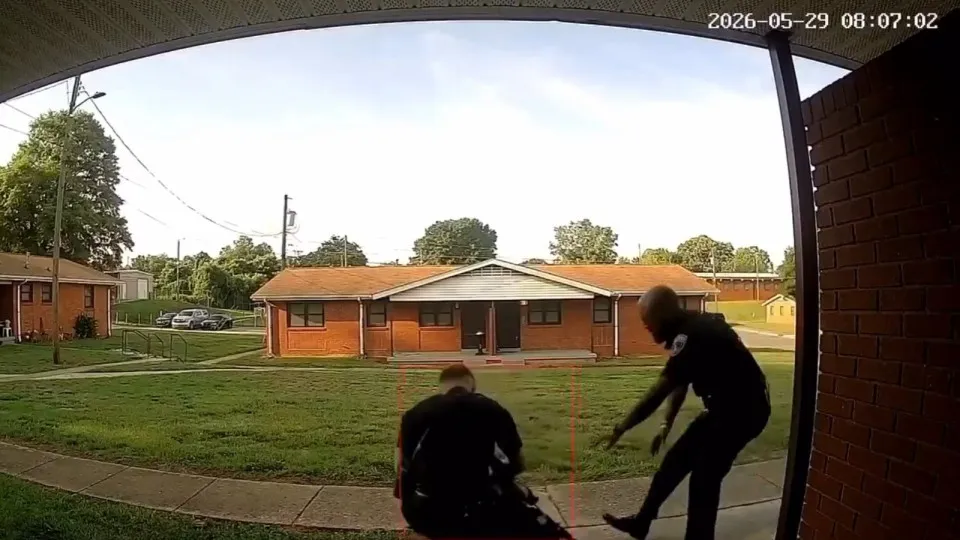 Policial da Carolina do Norte Demitido Após Agredir Mulher Durante Prisão