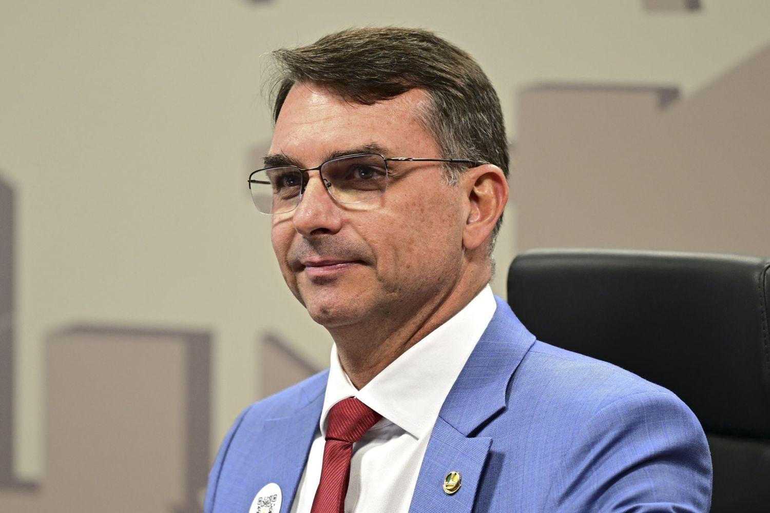 Flávio Bolsonaro: Crescimento Surpreendente nas Pesquisas Mesmo Após Revelações Controversas