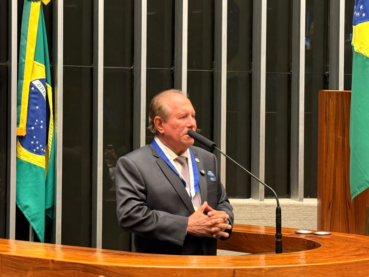 Deputado Filipe Martins Celebra Conquista do Bispo Oídes José do Carmo com Medalha do Mérito Evangélico