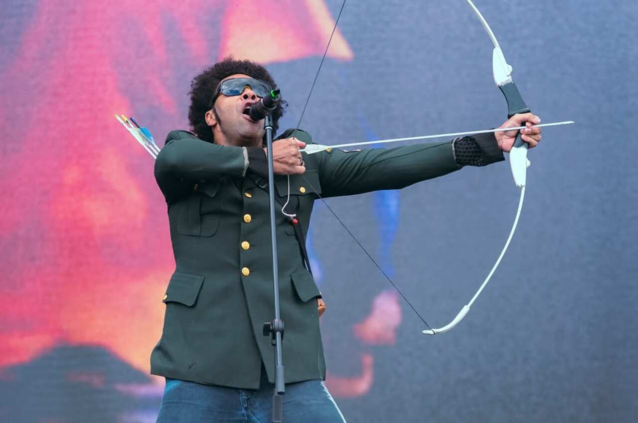 Thalles Roberto Gera Polêmica ao Usar Arco e Flecha na Marcha para Jesus