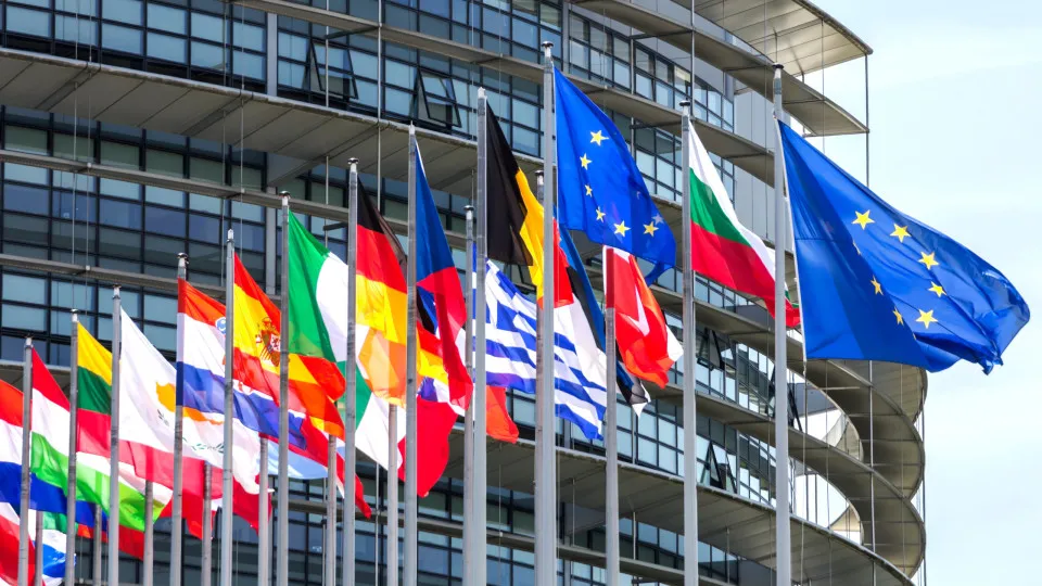 União Europeia Impõe Novas Sanções à Rússia: Proibição de Entrada para Combatentes da Guerra da Ucrânia