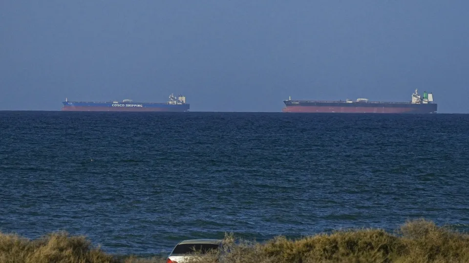 Irã Fecha Estreito de Ormuz em Resposta a Ataques de Israel no Líbano
