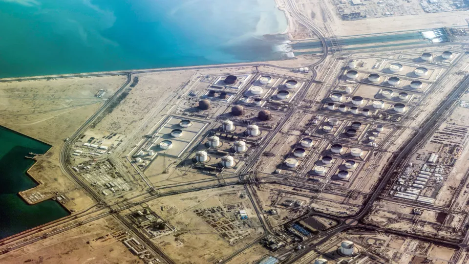 Explosão no Terminal de Gás do Qatar: 54 Feridos e 18 Desaparecidos em Meio ao Caos Energético Global