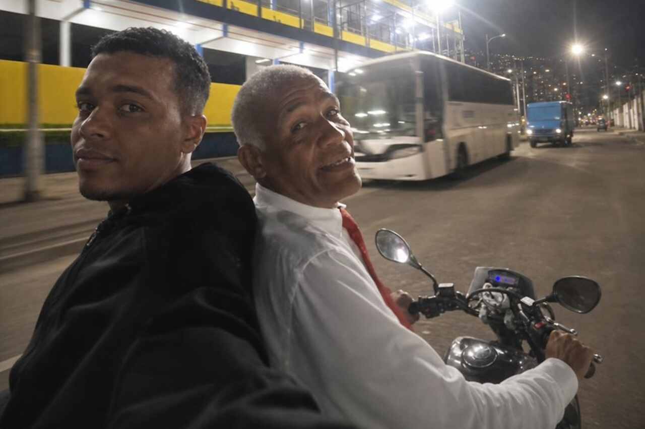 Deputado Pastor Sargento Isidório Gera Polêmica com Vídeo de Motocicleta e Declarações Controversas