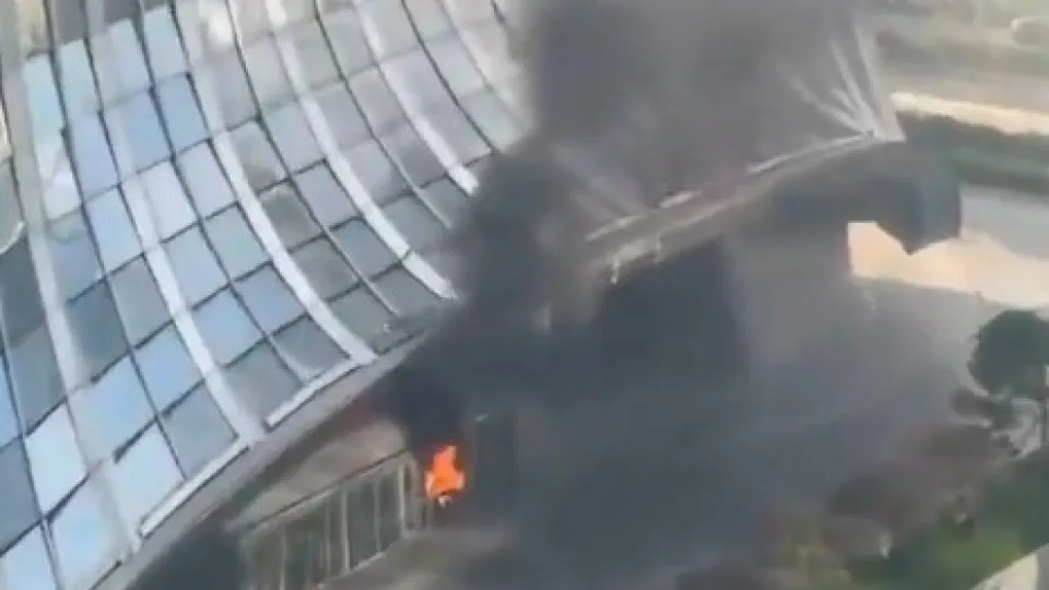 Colisão Aérea em Pequim: Aeronave Atinge o Citic Tower e Causa Pânico na Capital Chinesa