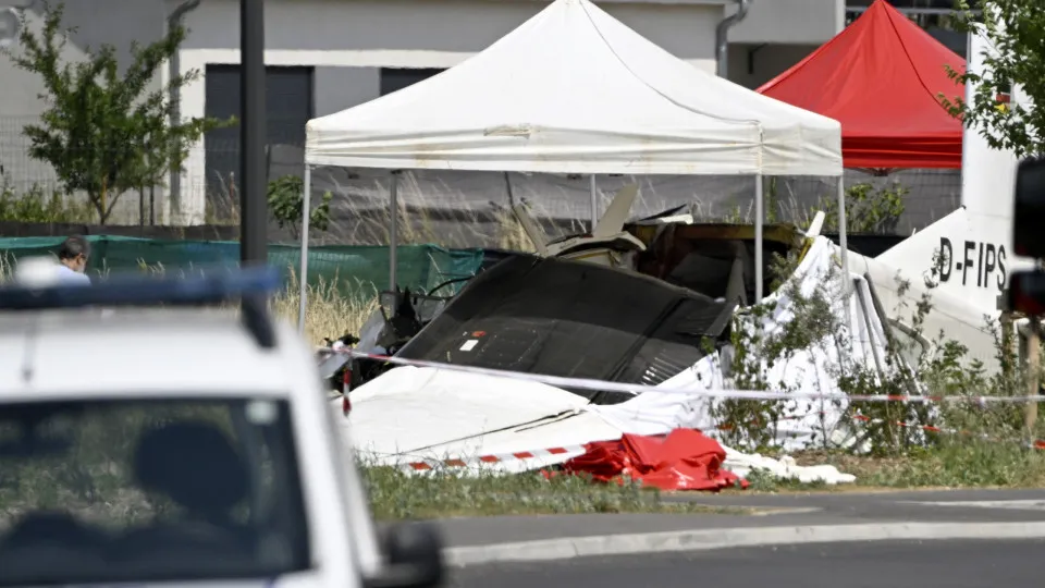 Tragédia Aérea em Tomblaine: 11 Vidas Perdidas em Acidente Histórico