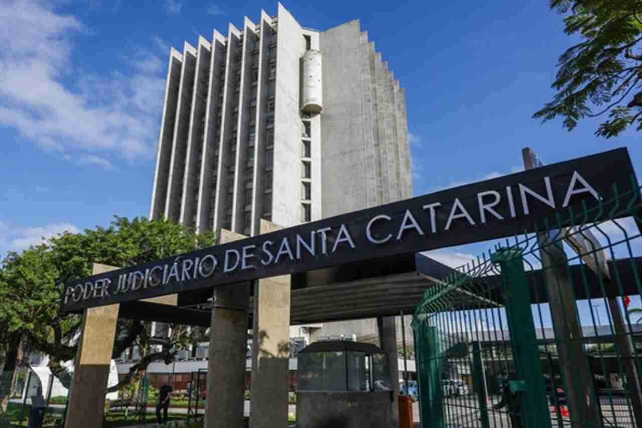 Justiça de Santa Catarina Condena Pastor por Quebra de Confiança em Culto Religioso