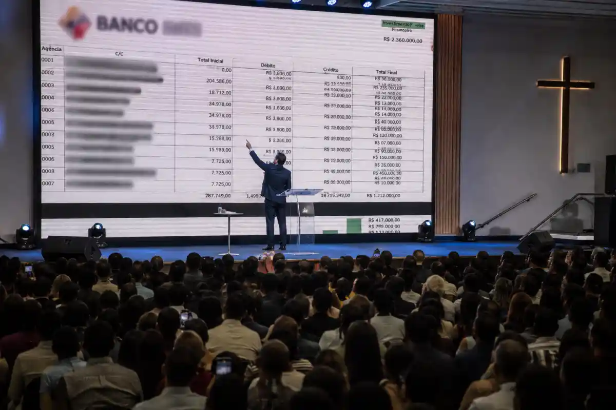 Pastor de Megaigreja Exibe Extrato Bancário Durante Culto para Desmentir Acusações de Ostentação