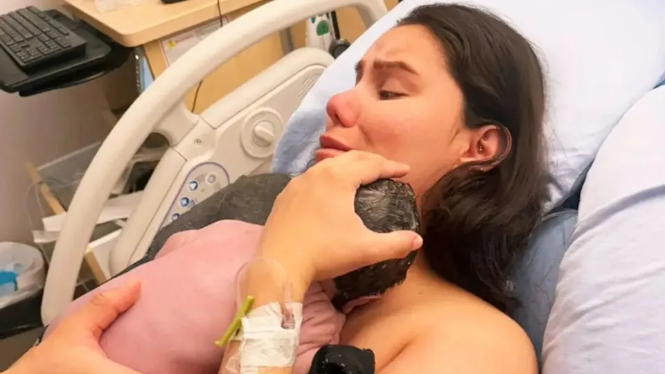 O Nascimento Inusitado: Jovem Canadense Dá à Luz Enquanto Dorme e Bebê Fica Protegido por Cobertores