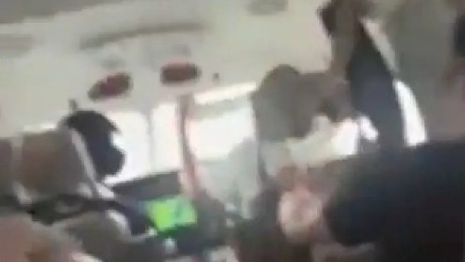 Hidroavião Amarada em Emergência no East River: O Desespero e a Superação dos Passageiros