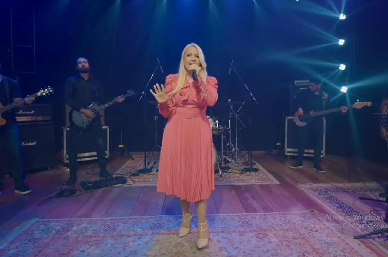 Andrea Fontes Celebra 45 Anos de Música com Novo DVD: 'Origens'