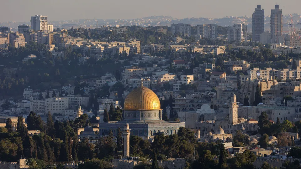 Jerusalém Propõe Imposto Municipal a Igrejas Cristãs: Um Conflito de Fé e Política