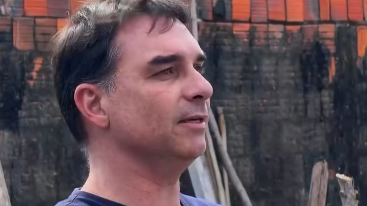 Flávio Bolsonaro em Fortaleza: Uma Visita à Vila Velha e os Desafios da Violência Criminosa