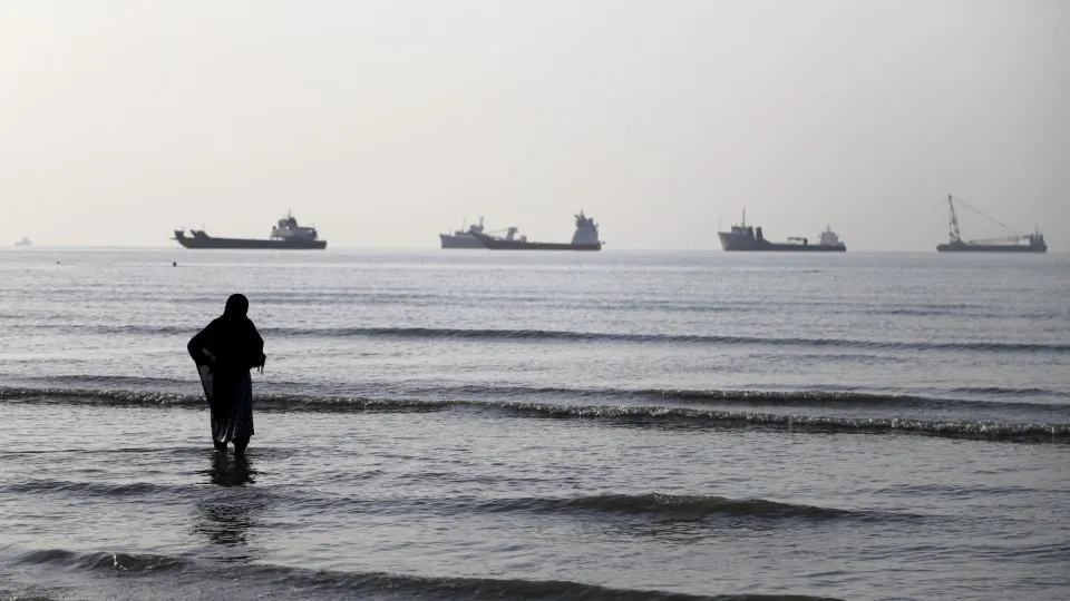 Tensão no Golfo: Irã Fecha Estreito de Ormuz e Ameaça EUA