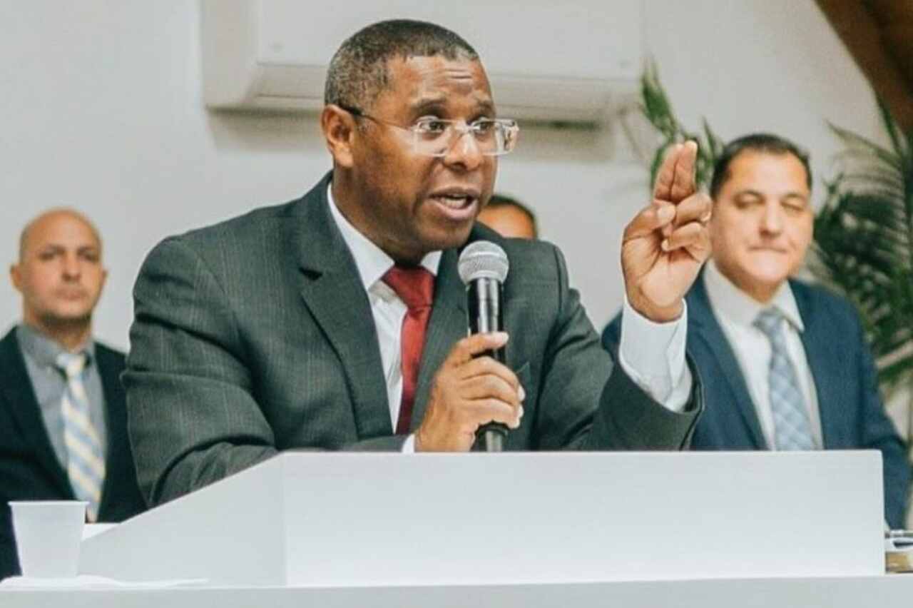 Pastor Critica Trajes e Tecnologia em Círculo de Oração: Um Clamor por Retorno às Raízes