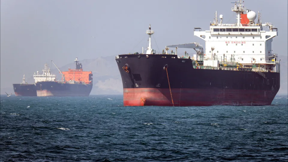 Tensões no Oriente Médio: Irã Ameaça Fechar o Estreito de Hormuz em Resposta a Ataques dos EUA