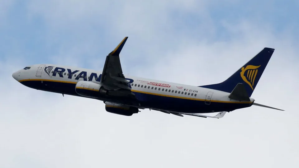 Emergência Aérea: Passageiro da Ryanair é Parcialmente Sugado Após Falha na Janela
