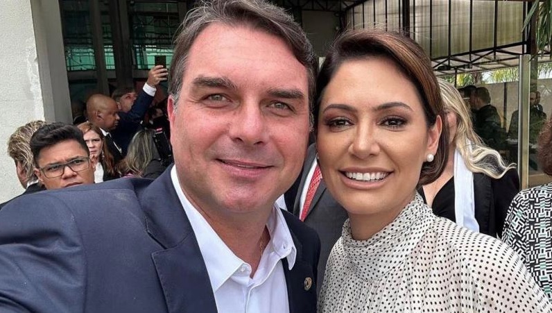 Flávio Bolsonaro Convida Michelle a Juntar Forças nas Eleições de 2026