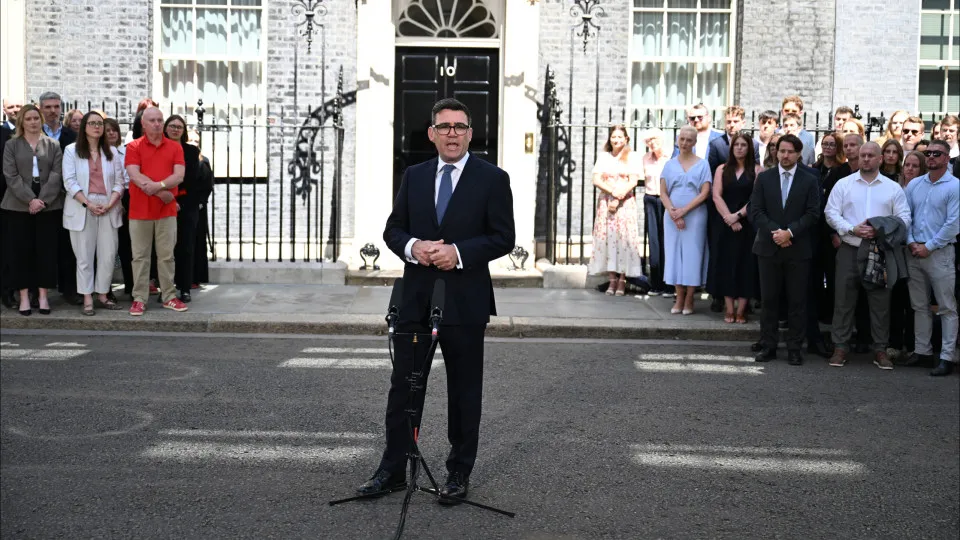 Andy Burnham Assume a Primeira-Ministério do Reino Unido com Promessa de Combate à Fome e ao Abandono dos Sem-Teto