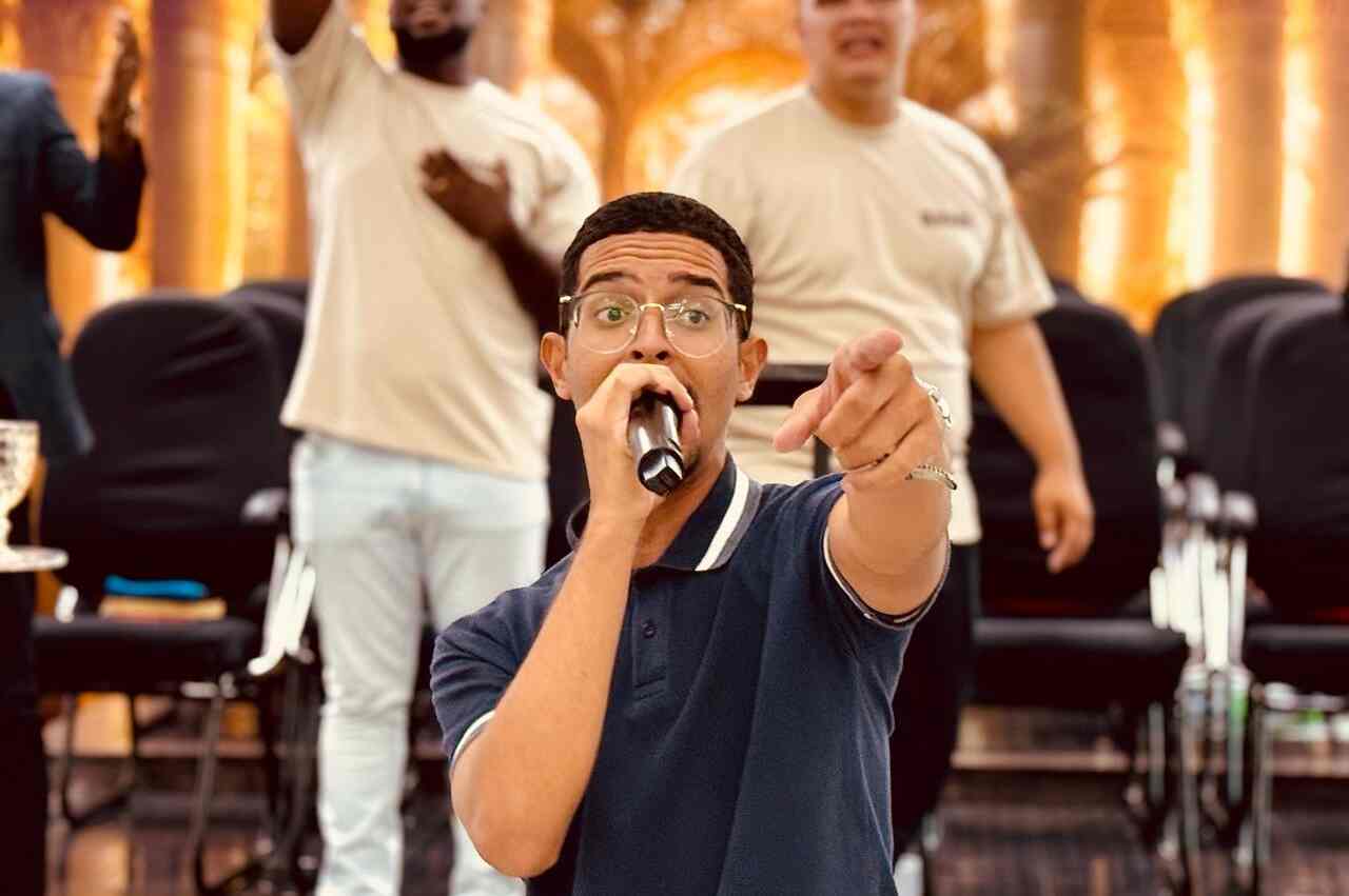 João Marcos e o Sucesso de 'Olha a Marcha': A Revolução Musical Pentecostal nas Redes Sociais