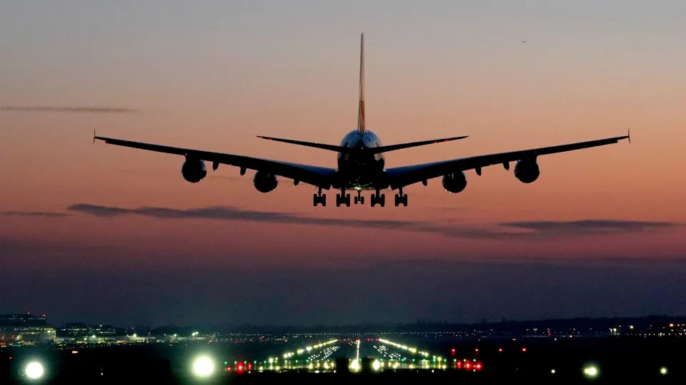 Pilotos da British Airways Passam Mal em Voo de 10 Horas com Suspeita de Intoxicação Alimentar