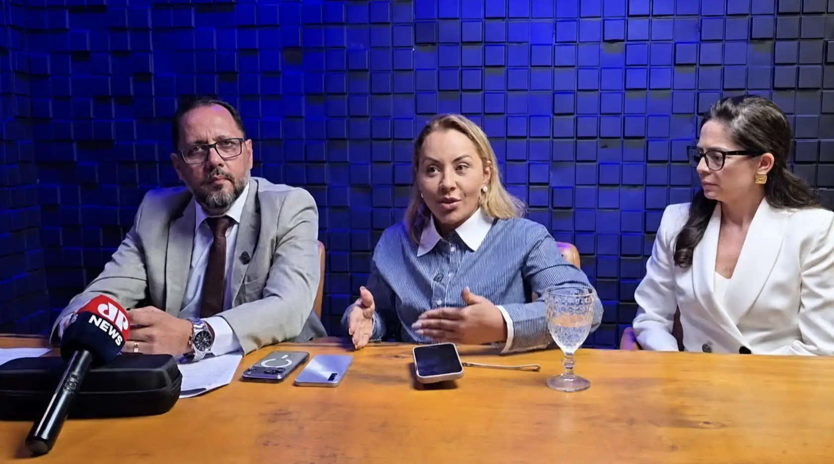 Advogados Processam Pastora Renata Vieira por R$ 80 Mil: O Caso que Agitou o Cenário Religioso