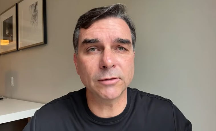 Flávio Bolsonaro Promete Aceitar Resultado das Urnas em Tentativa de Restaurar Confiança no Processo Eleitoral