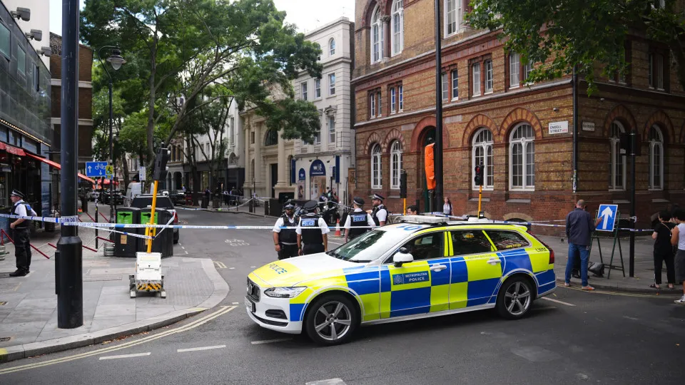 Mulher é Presa Após Ataque a Facadas em Londres: Quatro Homens Feridos em Área Turística