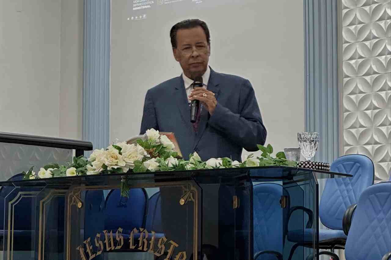 Controvérsia na Assembleia de Deus: Pastor Perci Fontoura Critica Helena Raquel em Culto